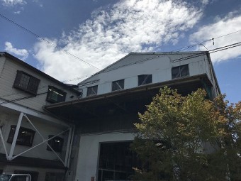 工場の建物全景