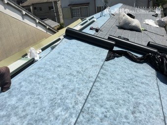 粘着ゴムアスルーフィングを貼り付け