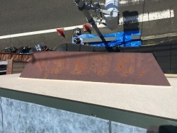 庇部分もかなり劣化しています