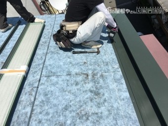 笠木部分もガルバリウム鋼板をかぶせます