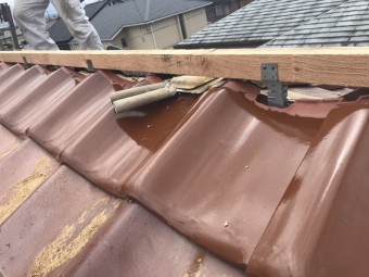 強力棟金具を打ち、垂木を打ち付けます。