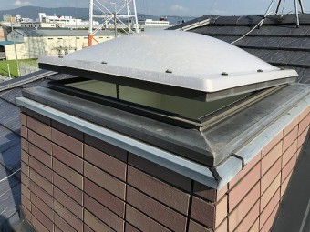 ドーム型の天窓が少し開いています。