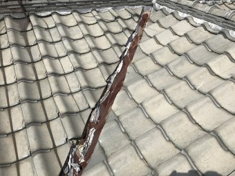 谷部の面戸漆喰が剥がれてます。