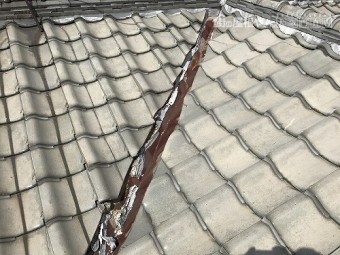 谷部の面戸漆喰が剥がれてます。