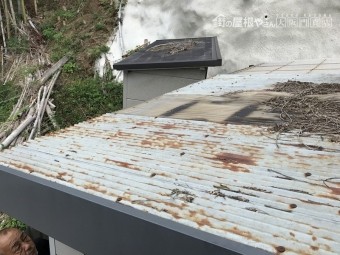 波板鋼板が錆びています。