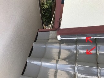壁際の瓦の割付が悪く、壁側に雨水が流れます。