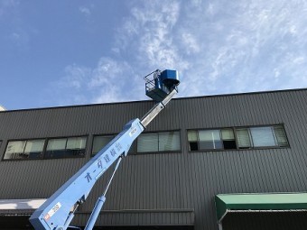 高所作業車で屋根にあがります。