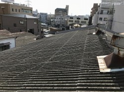 元の屋根材は波型スレートです。