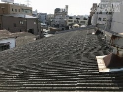 元の屋根材は波型スレートです。
