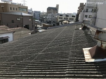 元の屋根材は波型スレートです。
