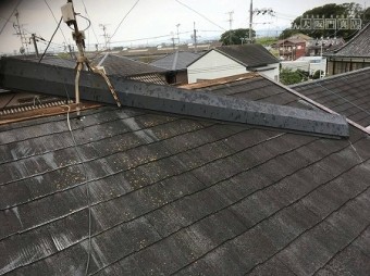 棟包板金は外れてアンテナに引っかかっています。