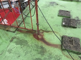 手すり付根の部分も錆ています。