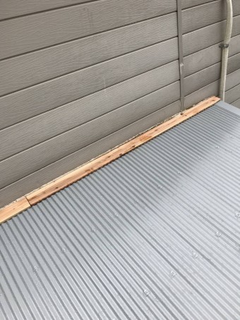 壁際に下地木を打ち付けます。