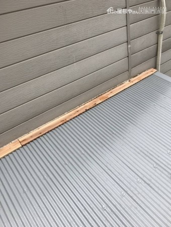 壁際に下地木を打ち付けます。