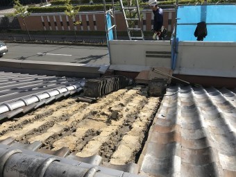 瓦はめくると大量の土が出てきます。