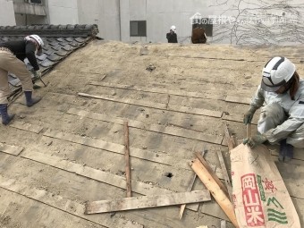 葺土を取ると、土止めの桟木を取り除きます。