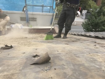 細かい埃はホウキで掃いてキレイにします。