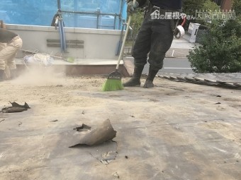 細かい埃はホウキで掃いてキレイにします。