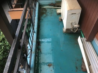 水たまりになっているベランダ