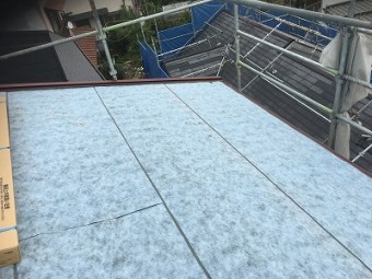 粘着ゴムアスルーフィングを貼ります