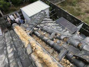 崩れた瓦がその横の瓦を割っています。