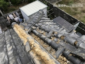 崩れた瓦がその横の瓦を割っています。