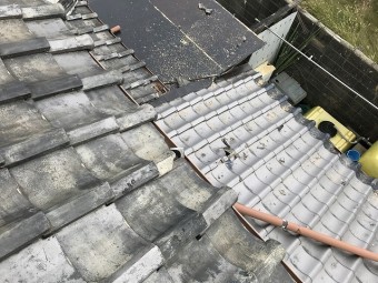 飛散した瓦が落ちて、下屋根の瓦が割れています。