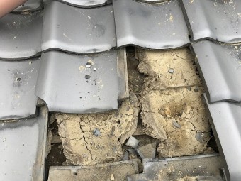 下屋根の割れた瓦を交換します。