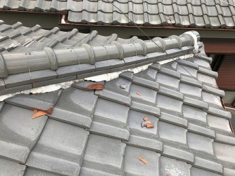 棟の下の瓦が凍害で割れています。