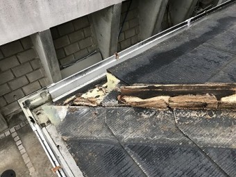 貫板と一緒に軒先瓦も割れています