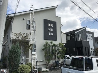 ハシゴをセットして屋根に上ります。