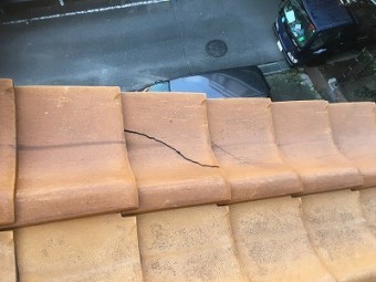瓦の割れた状態