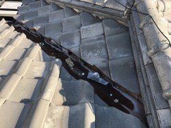 谷板金が錆びて、漆喰が剥がれています。