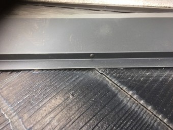 棟包板金の留め付けはビスで。