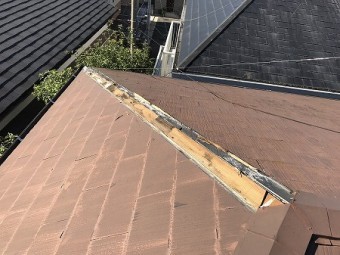 隅棟の棟包板金が飛散しています。