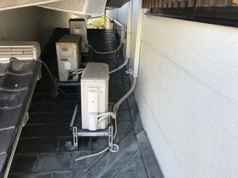 反対側にはクーラーの室外機が3つも。