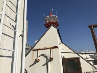 最上部にはとんがり屋根があります。
