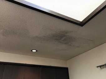 天窓の側面の天井に雨染みが