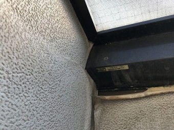 雨漏りによりクロスが捲れあがっています。