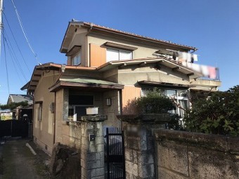 2階は和瓦、1階は瓦棒です。