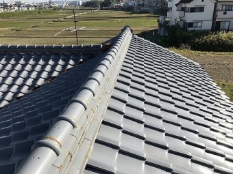 2階の和瓦屋根です。
