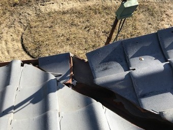 谷部の先の袖瓦がズレています。