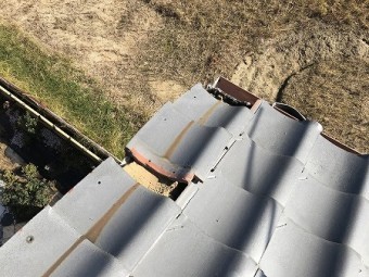 ケラバ部の袖瓦がズレています。