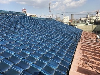 青緑の和型釉薬瓦です。