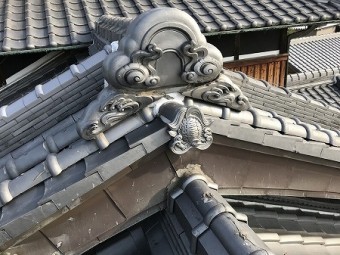 鬼瓦下にもコーキングが塗られております。