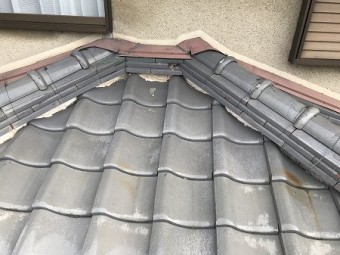 まずは瓦が落ちてきた下屋根部分を点検です。