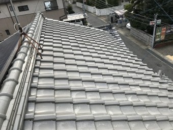 シルバーの和形瓦のお宅になります。
