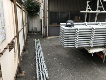 足場の架設をして行きます。