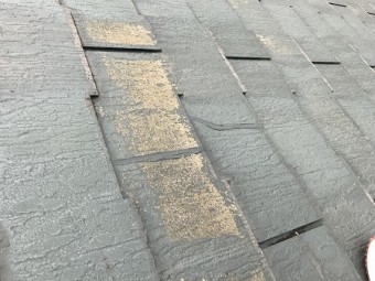 縦割れ部にコーキングで補修します。
