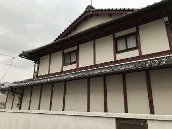 立派な入母屋屋根です。